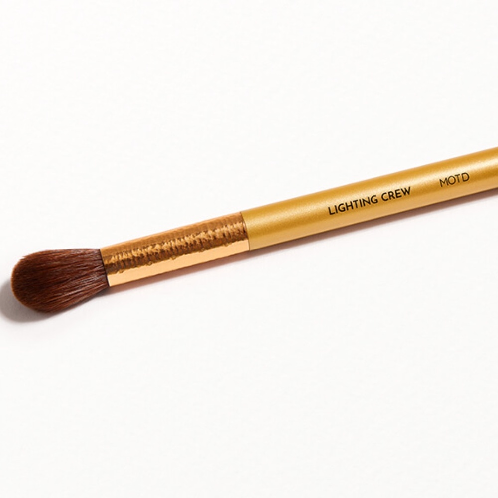 MOTD COSMETICS Lighting Crew Highlighter Brush